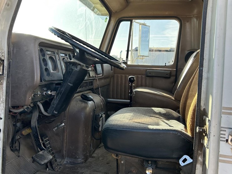 1985-international-s2500-image-12