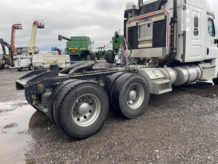 2014-freightliner-cascadia-125-image-10
