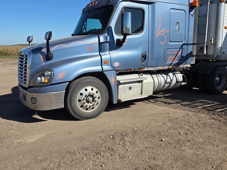 2016-freightliner-cascadia-125-image-1