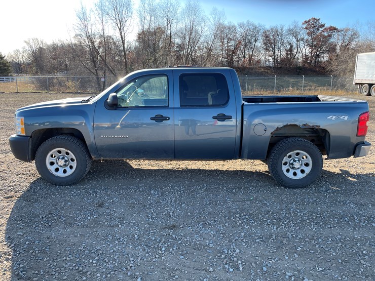 #1127-•-2013-chevrolet-silverado-pickup-truck-(has-mn-title)-image-2