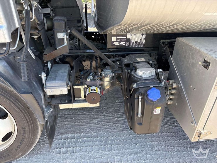 2019-isuzu-nrr-image-18