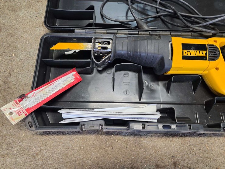 dewalt-reciprocating-saw,-used-very-little,-model-dw303,-1-1/8”-stroke,-with-extra-blades-image-3