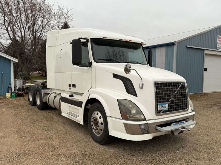 2005-volvo-sleeper-semi,-cummins-isx-engine,-13-speed-eaton-transmission,-wet-kit,-aluminum-front-an-image-46
