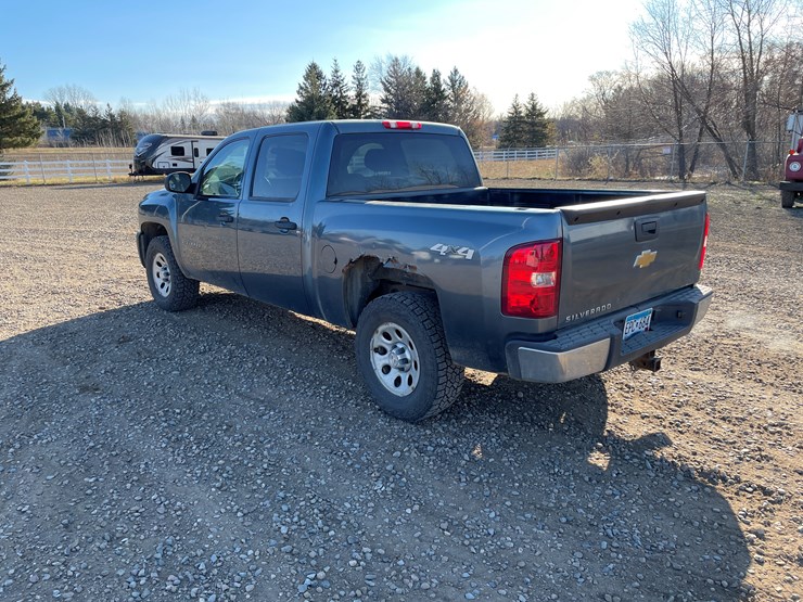 #1127-•-2013-chevrolet-silverado-pickup-truck-(has-mn-title)-image-3