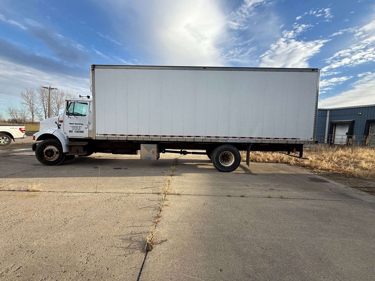 1992-international-805-box-truck,-shows-54,622-miles,-9-speed-transmission,-11r22.5-tires,-26.5’-box-image-15