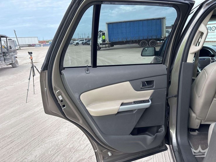 2014-ford-edge-image-17