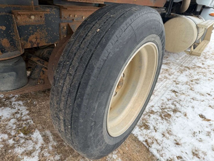 2006-freightliner-columbia-grain-truck,-549,000-miles,-8-year-old-box,-eaton-speed-shift-10-speed-tr-image-37