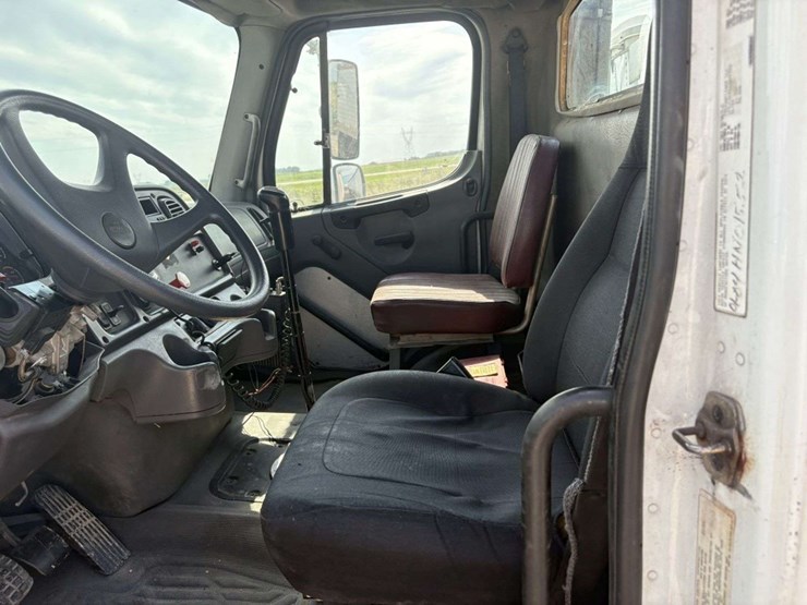 2004-freightliner-m2-business-class-semi-tractor,-day-cab,-mercedes-460,-10-speed,-jake-brake,-lopro-image-22