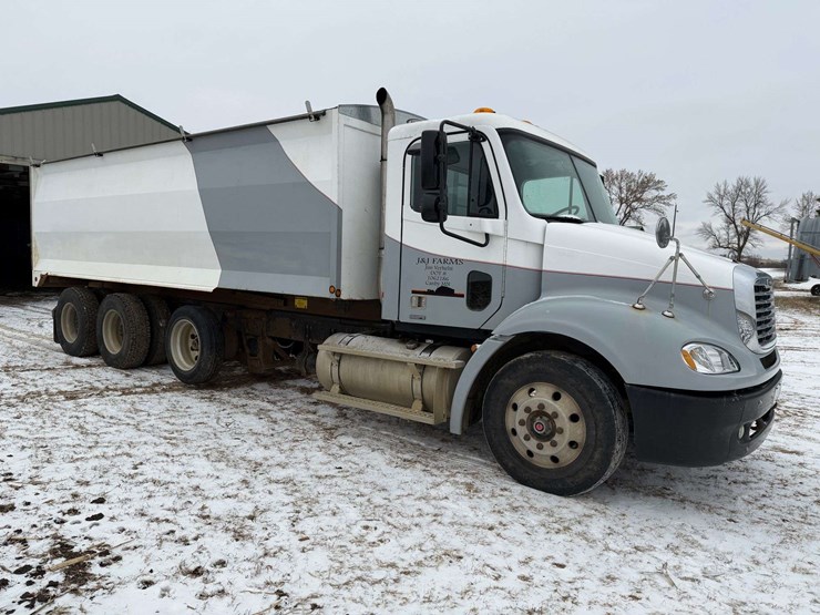 2006-freightliner-columbia-grain-truck,-549,000-miles,-8-year-old-box,-eaton-speed-shift-10-speed-tr-image-7