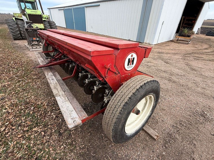 international-172-grain-drill-with-grass-seeder,-6”-spacing-with-hitch-and-hydraulic-plumbing-image-8