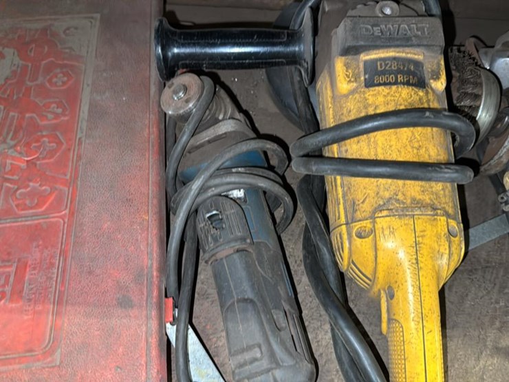 #183-•-contents-of-second-shelf-and-floor-underneath*-image-4