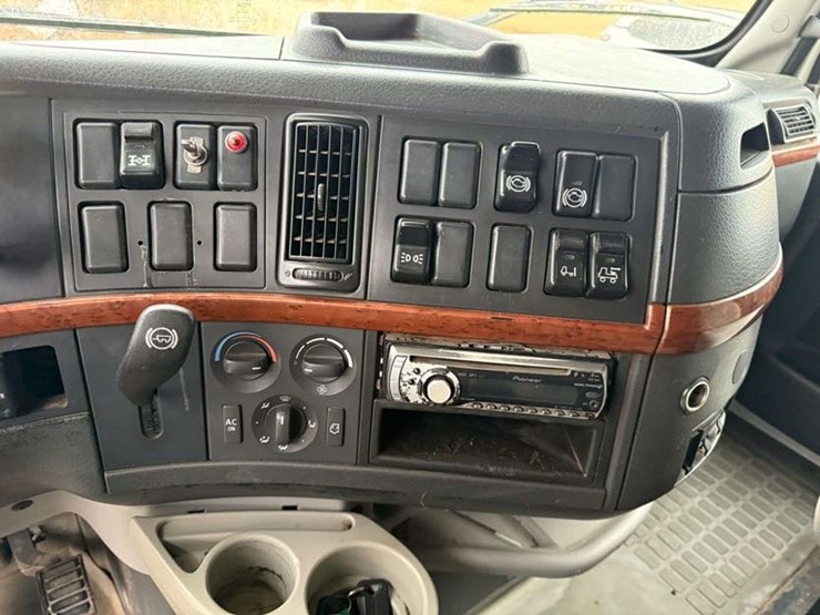 2005-volvo-sleeper-semi,-cummins-isx-engine,-13-speed-eaton-transmission,-wet-kit,-aluminum-front-an-image-35