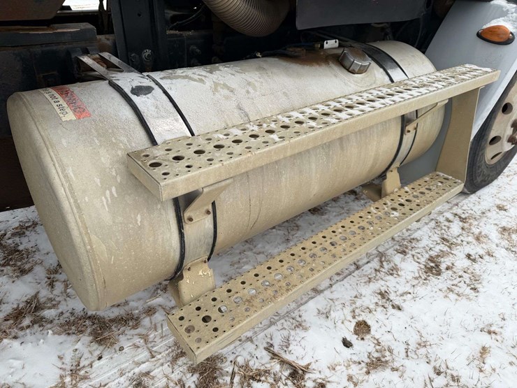 2006-freightliner-columbia-grain-truck,-549,000-miles,-8-year-old-box,-eaton-speed-shift-10-speed-tr-image-38