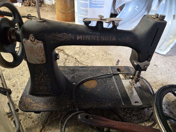 milk-carrier-with-6-glass-bottles,-minnesota-sewing-machine-w/misc-parts-image-8