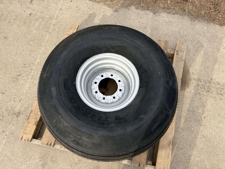 titan-16.5l-16.1sl-new-10-ply-tire-on-silver-8-bolt-ag-rim-image-6
