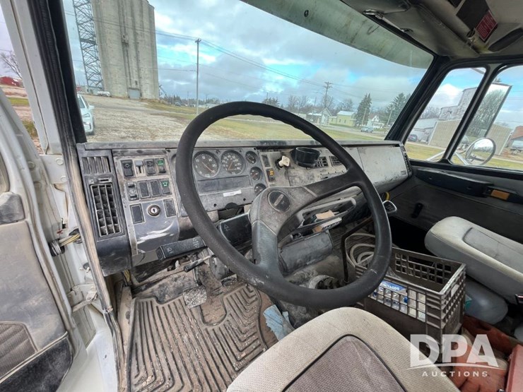 1999-freightliner-fl70-image-42