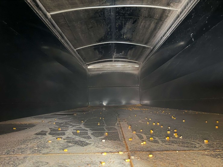 2006-freightliner-columbia-grain-truck,-549,000-miles,-8-year-old-box,-eaton-speed-shift-10-speed-tr-image-29