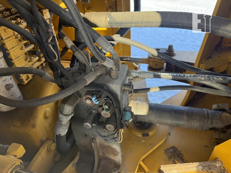 2011-deere-624k-image-11