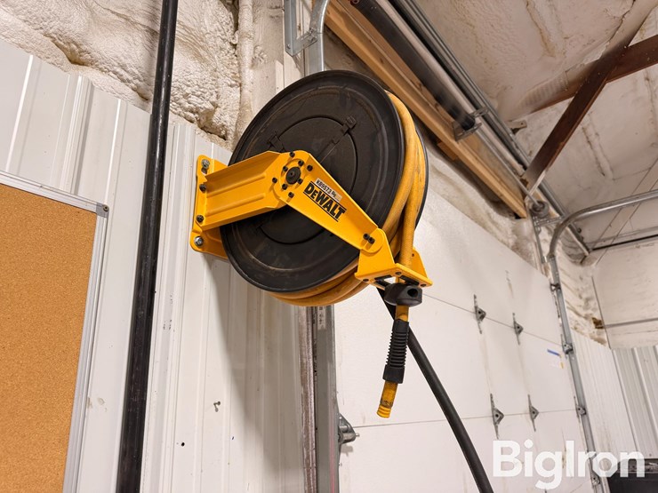 dewalt-dxcm024-0344-dbl.-arm-hose-reel-w/-1/2"-x-50'-premium-hose-image-5