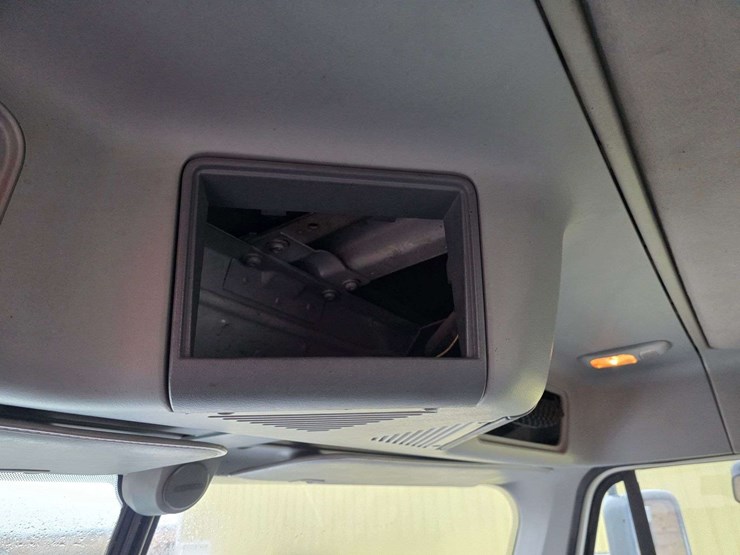 2007-freightliner-cl120-day-cab-semi,-978,000-miles,-detroit-series-60-–-14l-engine,-515hp,-10-speed-image-32