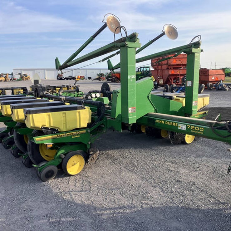 JOHN DEERE 7200