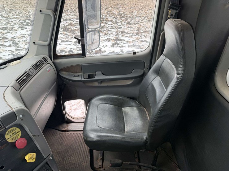 2006-freightliner-columbia-grain-truck,-549,000-miles,-8-year-old-box,-eaton-speed-shift-10-speed-tr-image-56