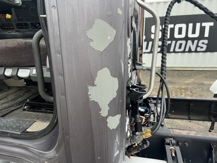 2017-freightliner-cascadia-tri-axle-truck-tractor-image-28