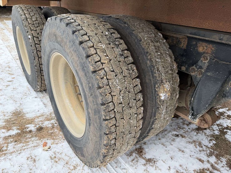 2006-freightliner-columbia-grain-truck,-549,000-miles,-8-year-old-box,-eaton-speed-shift-10-speed-tr-image-34