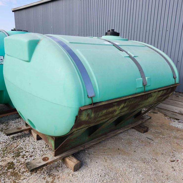 1000 gal Snyder tank with skid