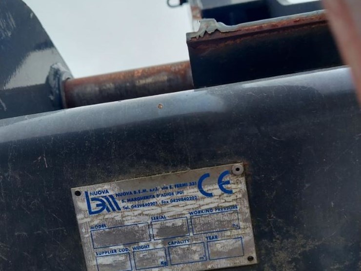 new-holland-lb95-image-7