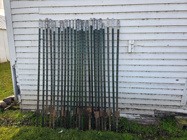 (25)-steel-t-posts,-only-used-once-for-snow-fence,-buying-all-for-one-money-image-7