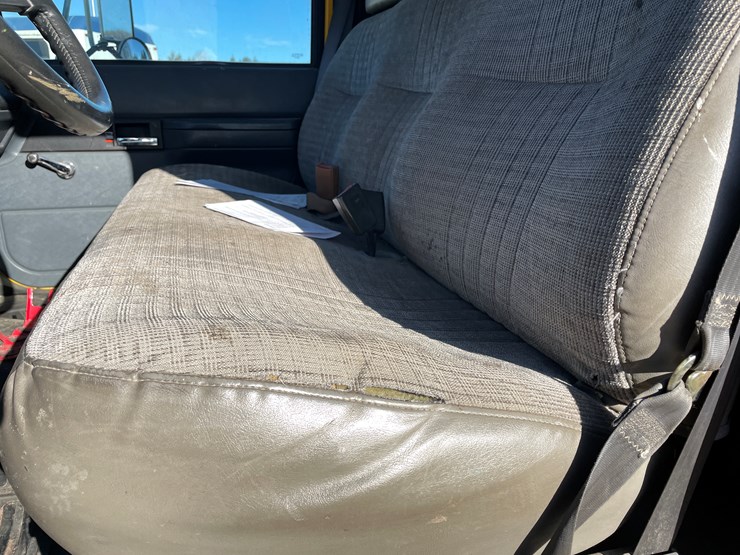 #1135-•-2002-gmc-c6500-van-truck-(has-mn-title)-image-30