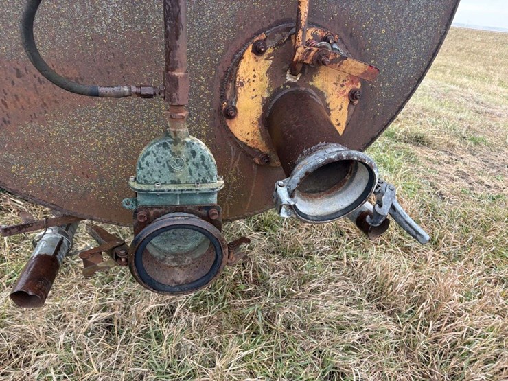 liquid-manure-vacuum-tank,-19l-16.1-tires,-540-,-(1/2-pto-missing),-(2)-hyd-injector-shanks,-approx-image-6