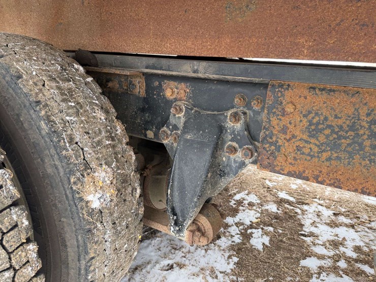 2006-freightliner-columbia-grain-truck,-549,000-miles,-8-year-old-box,-eaton-speed-shift-10-speed-tr-image-35