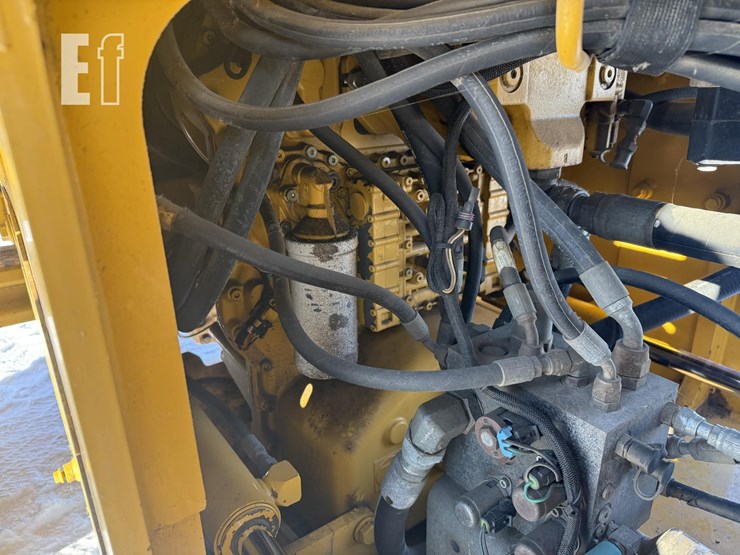 2011-deere-624k-image-9