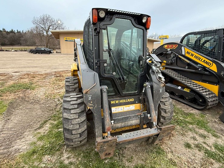 new-holland-l225-image-4