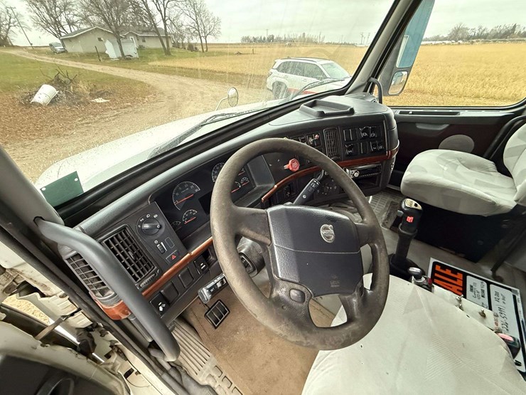 2005-volvo-sleeper-semi,-cummins-isx-engine,-13-speed-eaton-transmission,-wet-kit,-aluminum-front-an-image-39