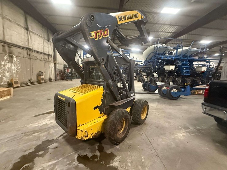 new-holland-l170-image-3