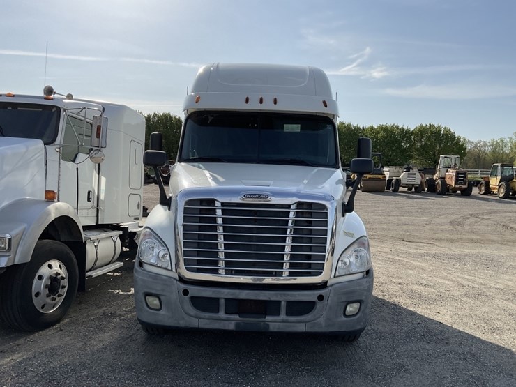 2011-freightliner-cascadia-125-image-2