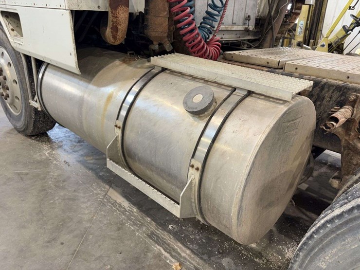 1983-international-co9670-cabover-semi-tractor,-xl-series,-400-cummins,-13-speed,-11r24.5-rears-on-s-image-19