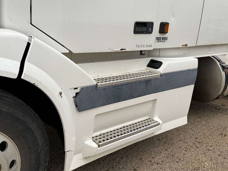 2005-volvo-sleeper-semi,-cummins-isx-engine,-13-speed-eaton-transmission,-wet-kit,-aluminum-front-an-image-44