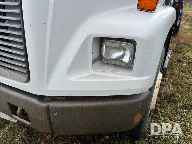 1999-freightliner-fl70-image-18