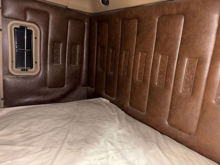 1983-international-co9670-cabover-semi-tractor,-xl-series,-400-cummins,-13-speed,-11r24.5-rears-on-s-image-41