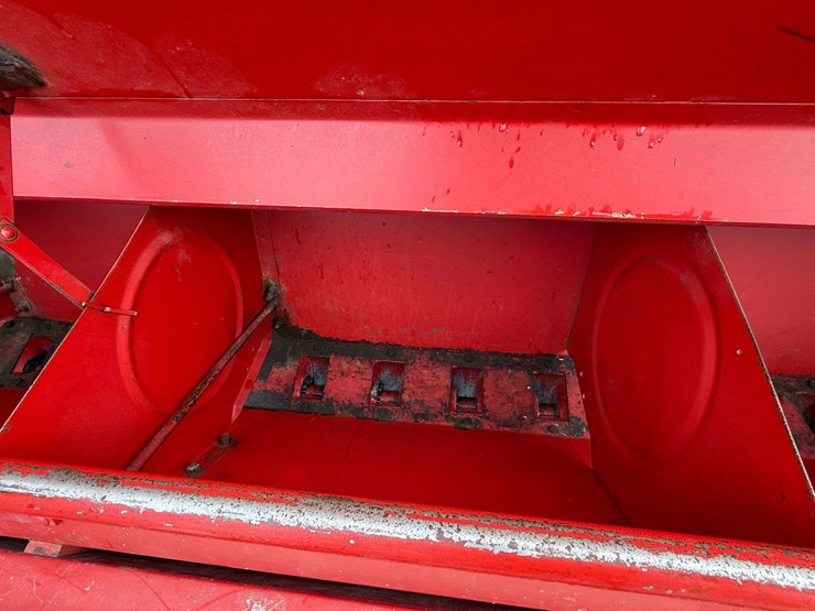 international-172-grain-drill-with-grass-seeder,-6”-spacing-with-hitch-and-hydraulic-plumbing-image-11