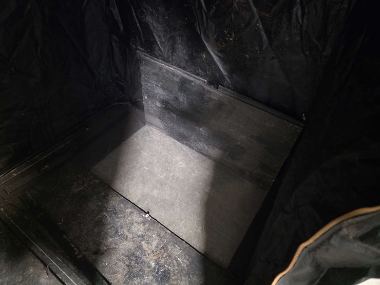 like-a-mankato-portable-fish-house,-4’-x-6’,-1-fishing-and-1-spear-hole-with-furnace-vent-image-13