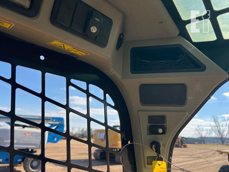 2015-caterpillar-257d-image-31