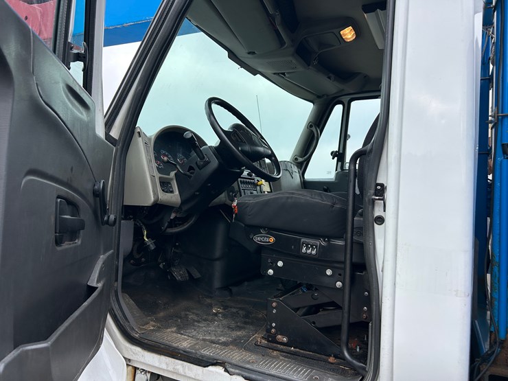 2010-international-7400-image-17