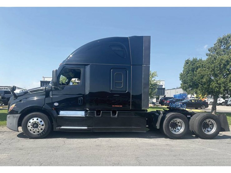 2021-freightliner-cascadia-126-image-1