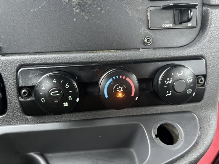 2017-freightliner-cascadia-tri-axle-truck-tractor-image-37