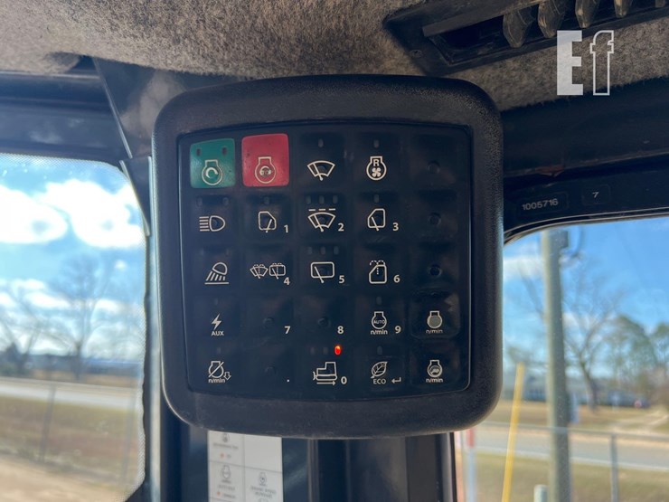 2015-deere-550k-lgp-image-35